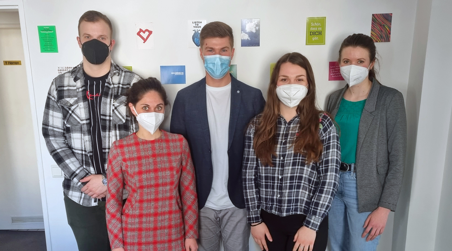 Vier Teilnehmer und der Referent stehen auf dem Foto