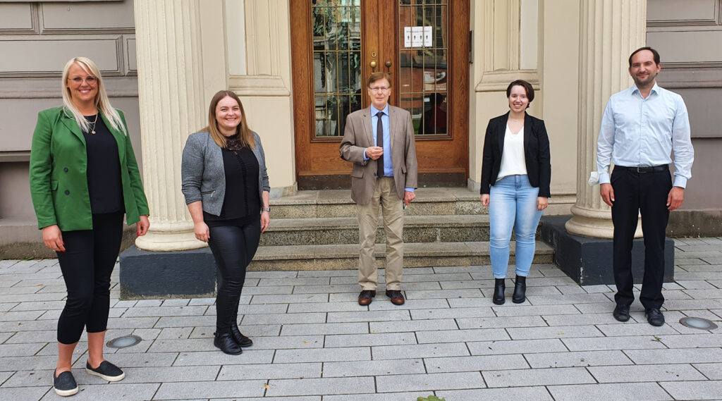 Landesjugendleitung und Justizminister Biesenbach stehen vor dem Justizministerium