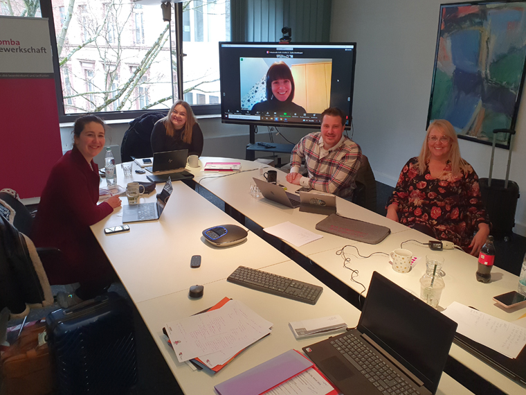 Die Landesjugendleitung sitzt am Konferenztisch