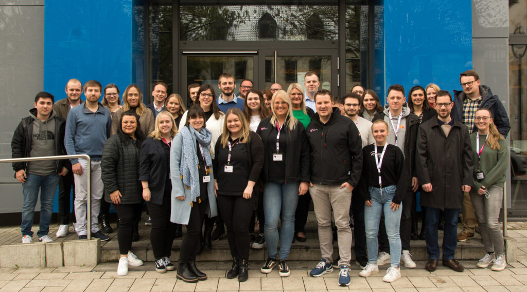 Teilnehmer stehen als Gruppe vor der Jugendherberge Dortmund