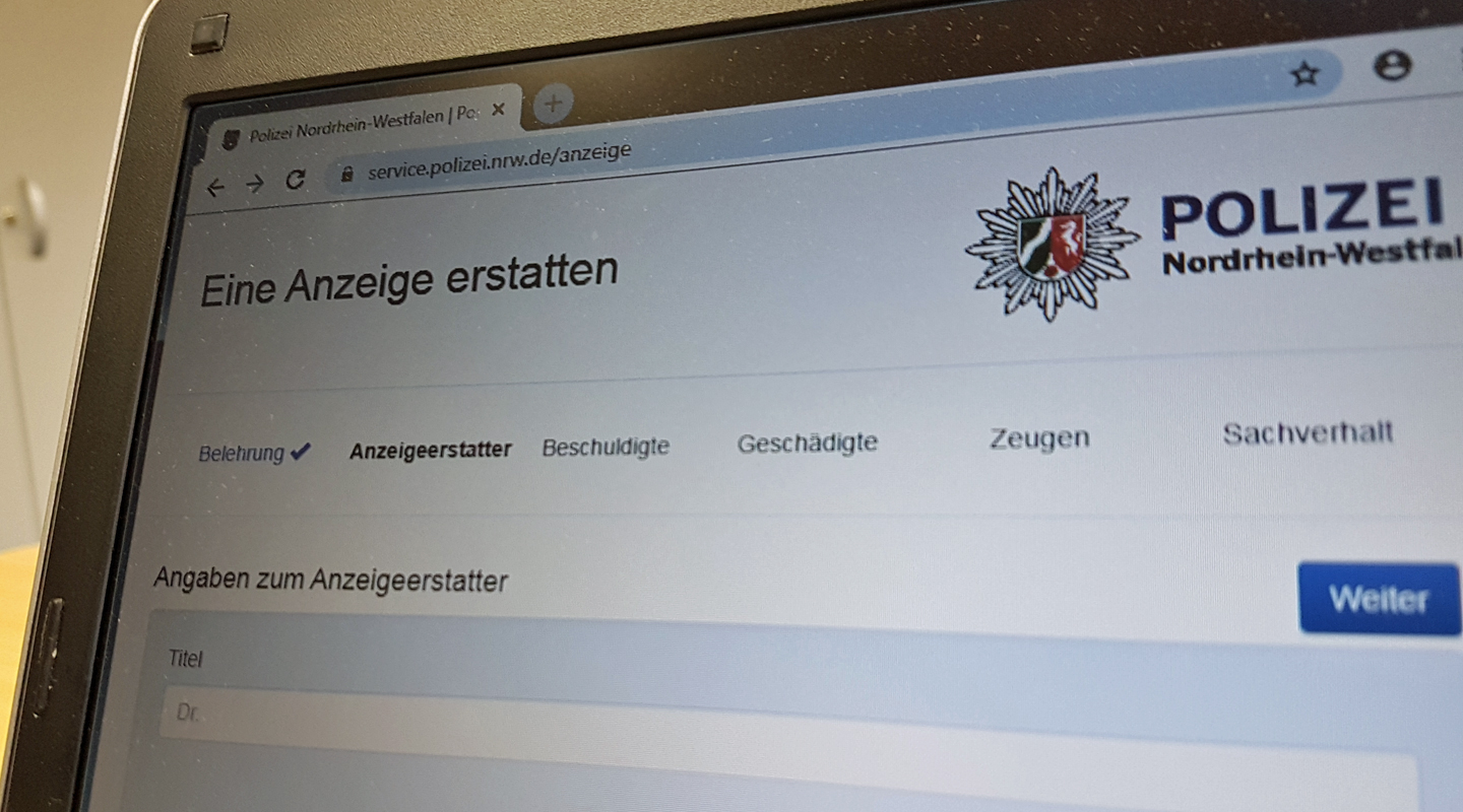 Blick auf die Website der Polizei zum Erstatten einer Anzeige