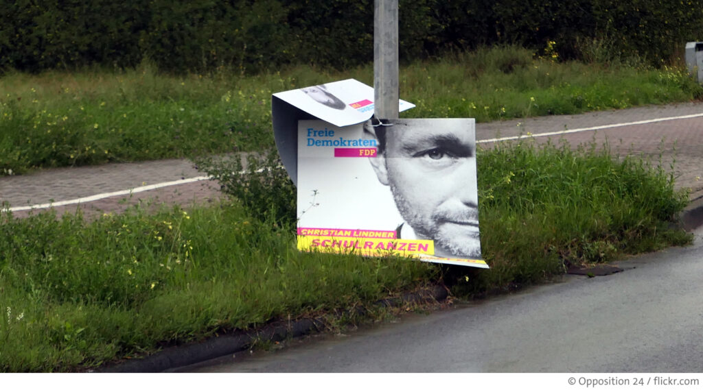 zerrissenes Plakat an einer Straßenlaterne